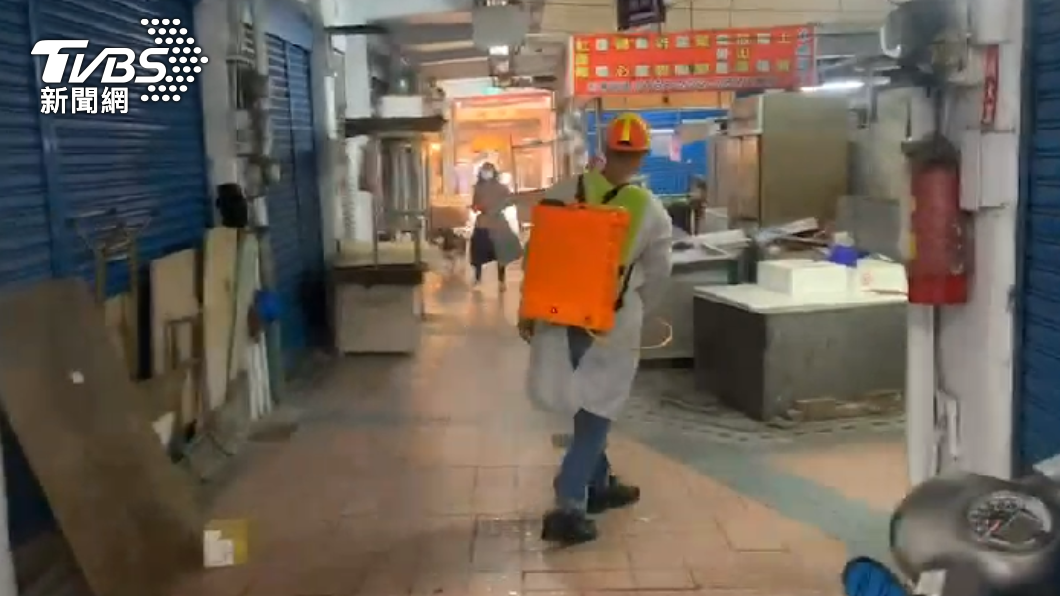 大溪第一公有零售市場進行清消。(圖/TVBS)