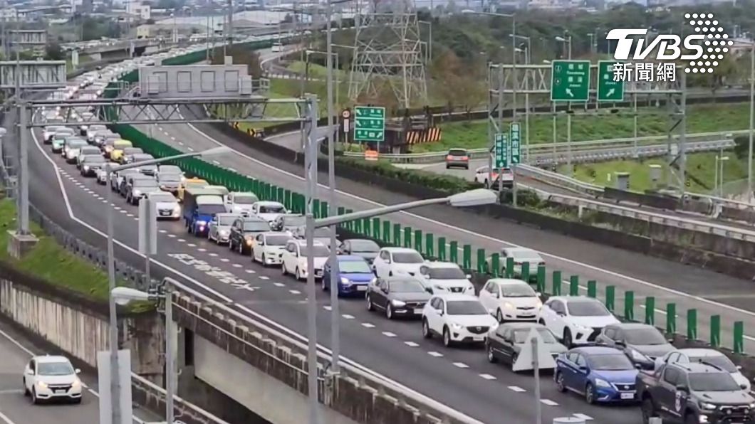 塞成停車場!國五下午高乘載管制 北上雪隧仍回堵6公里
