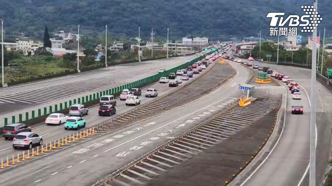 國道五號北上雪隧前大塞車,回堵6公里。圖/TVBS