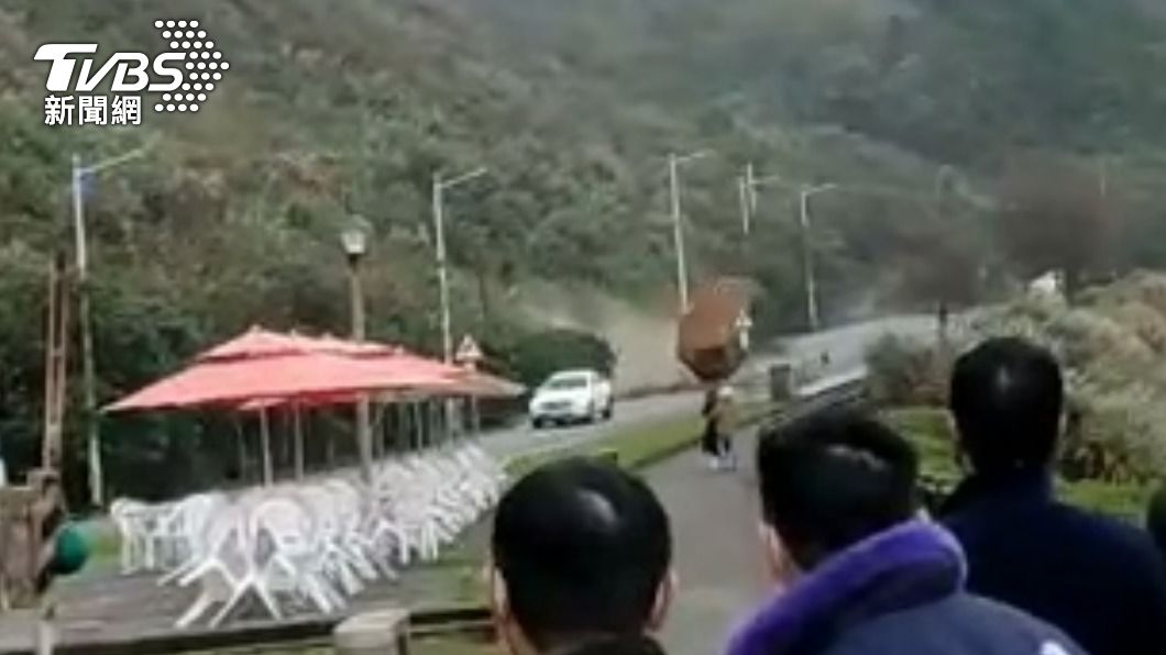 死神擦肩過!基隆外木山巨大落石崩坍 1家7口出遊險遭砸