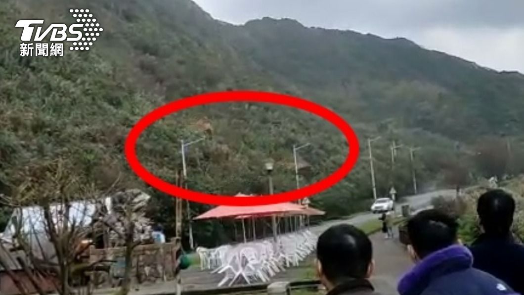 落石崩坍瞬間嚇壞出遊民眾。（圖／民眾提供）
