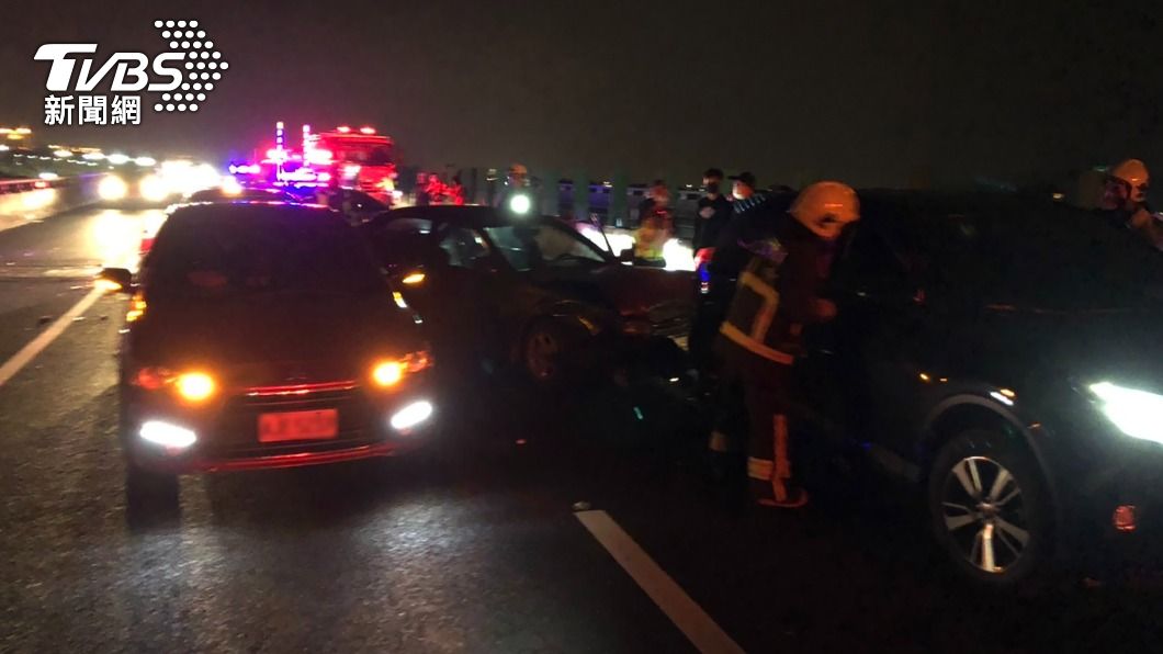 國道又爆事故!晚間4車連環追撞 6人緊急送醫