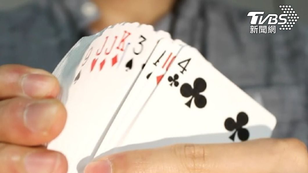 撲克牌遊戲「射龍門」很講求運氣。(圖/TVBS資料畫面)