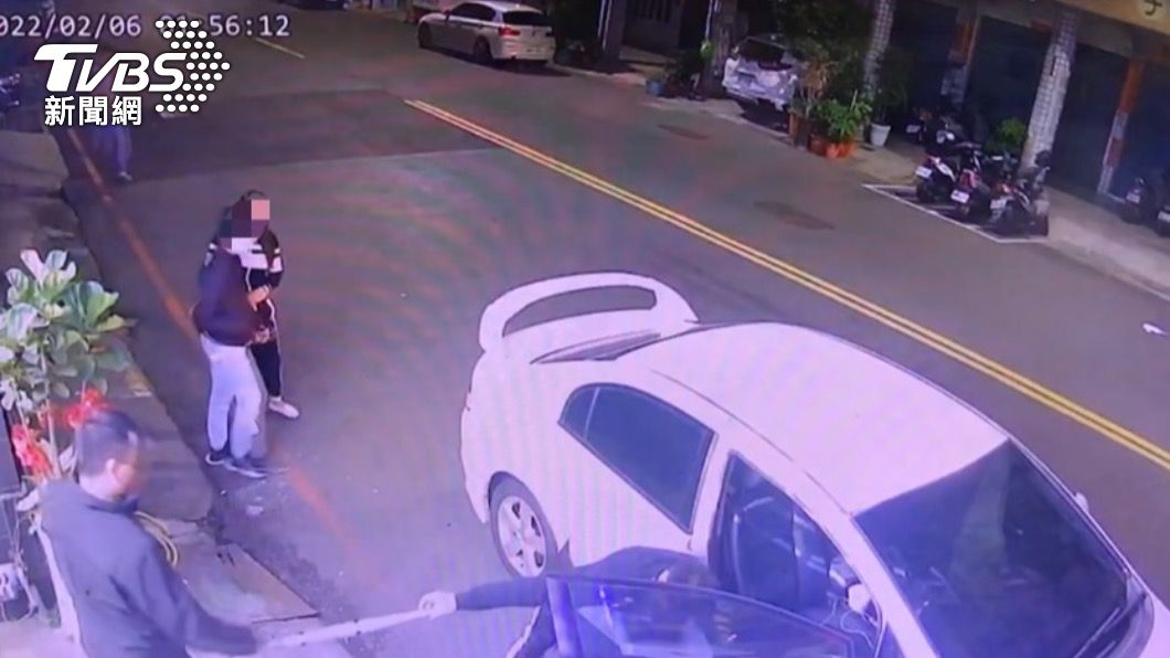 囂張!惡煞2車7人持刀棍夜闖檳榔攤 砸店、砍手指濺血