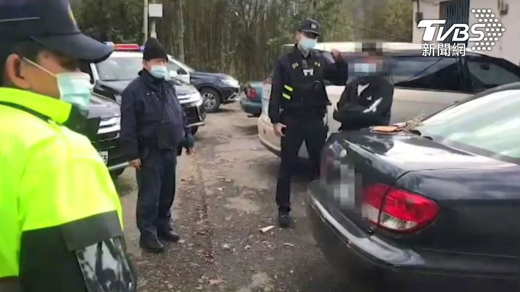 警方沿路追蹤到嫌犯住處,起獲贓物。 (圖/TVBS)