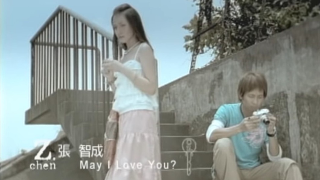 因為MV取景地與《華燈初上》相同,讓不少人想起張智成的成名作。(圖/翻攝自華研國際YouTube)