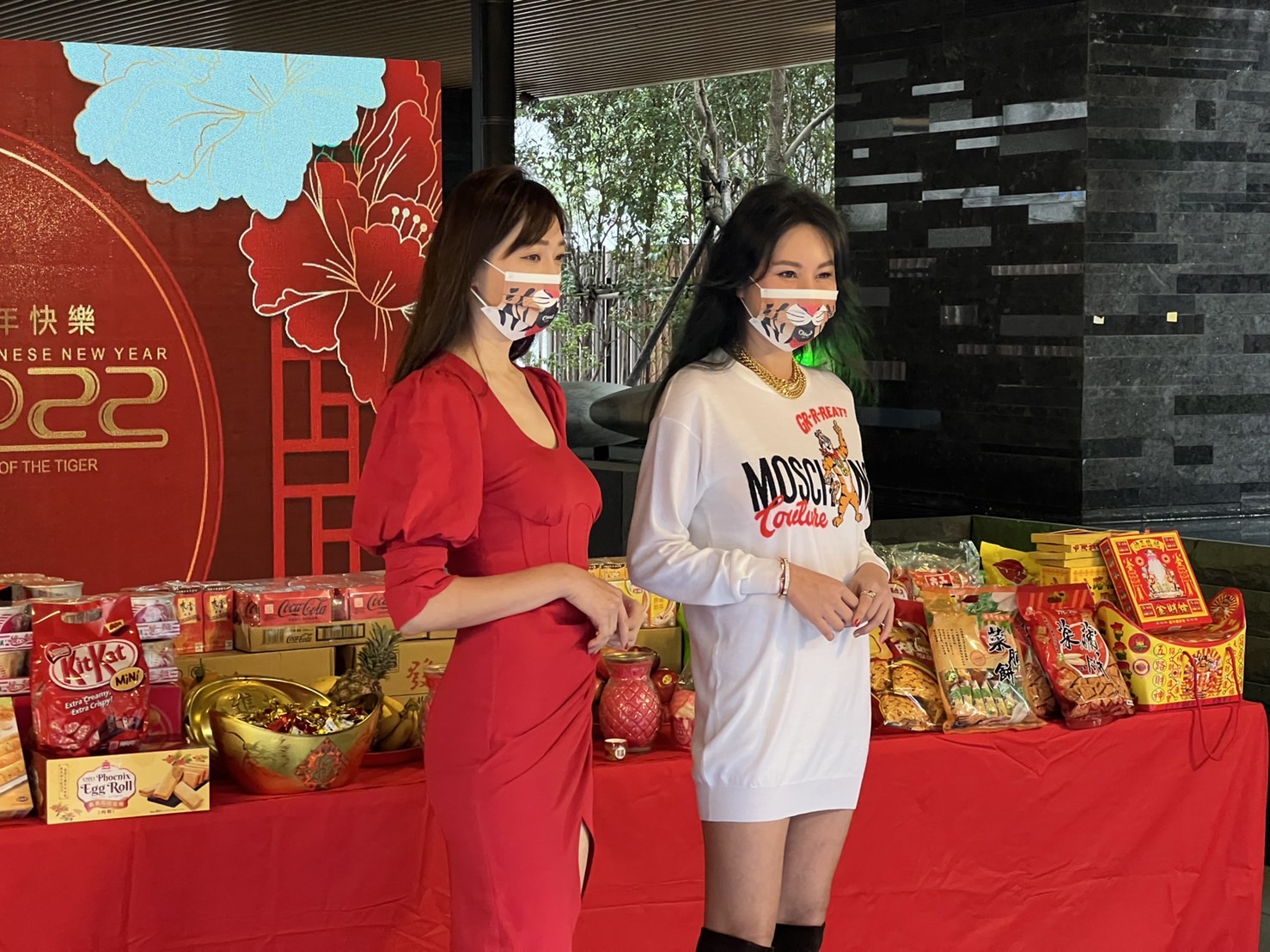 洪曉蕾(右)的身材依舊相當纖細。(圖/TVBS)