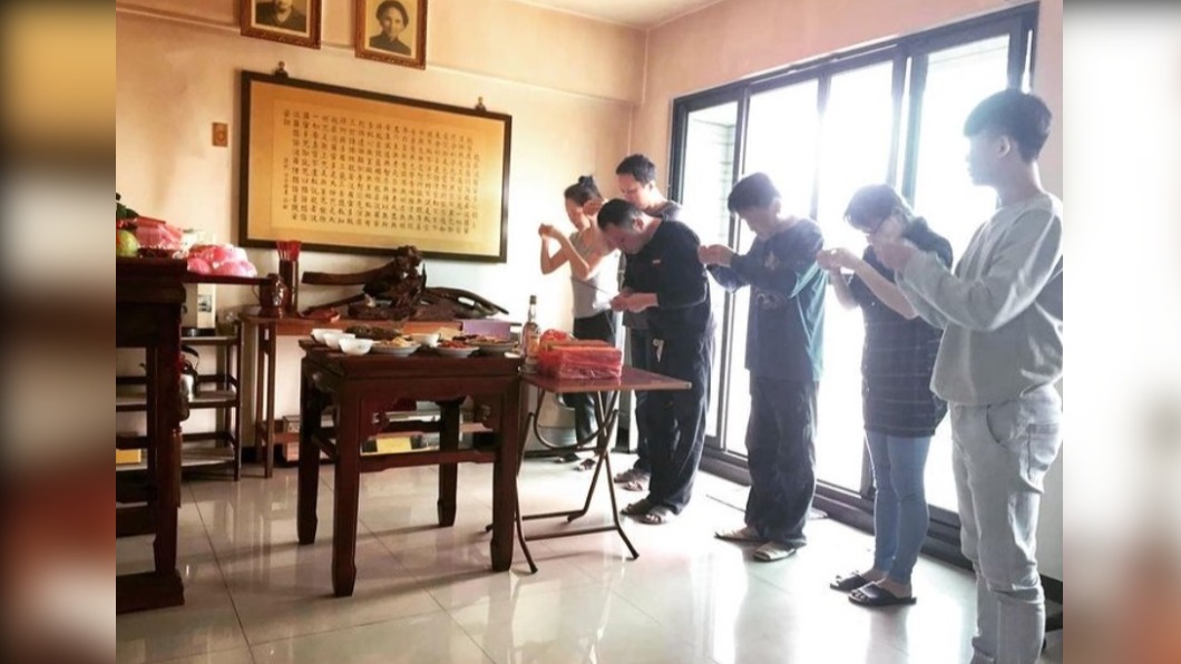 天心透露老公在拜拜時突然下跪讓眾人傻眼。(圖/翻攝自天心IG)
