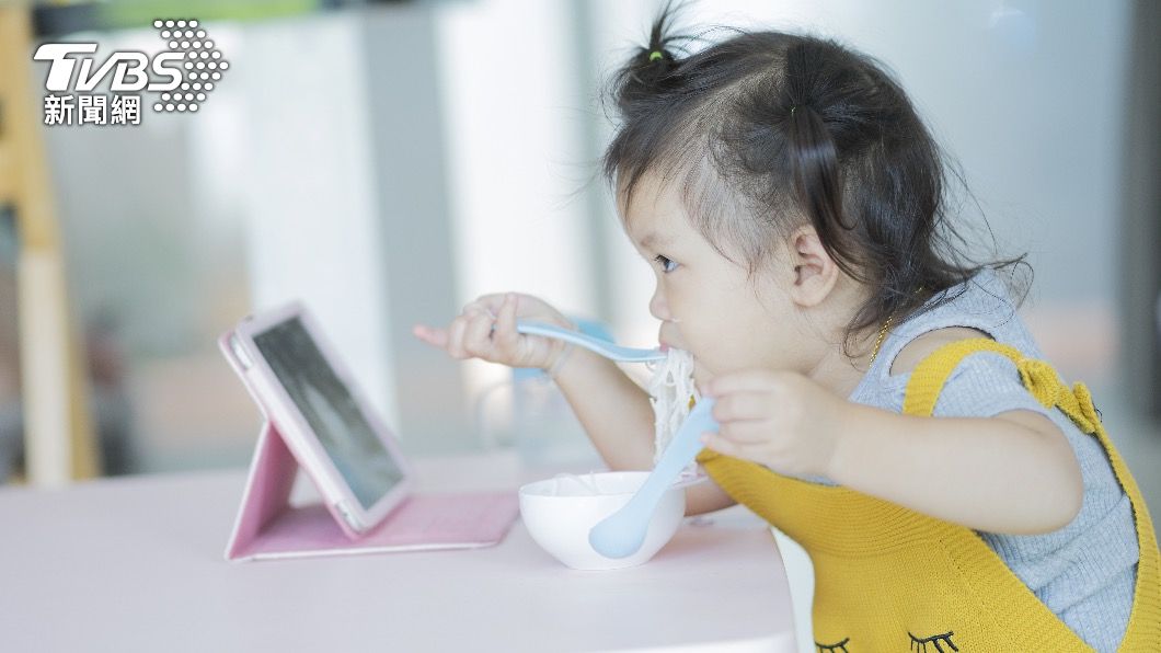 全餐廳都聽到!小孩「卡通配飯」超大聲引怒氣 兩方論戰