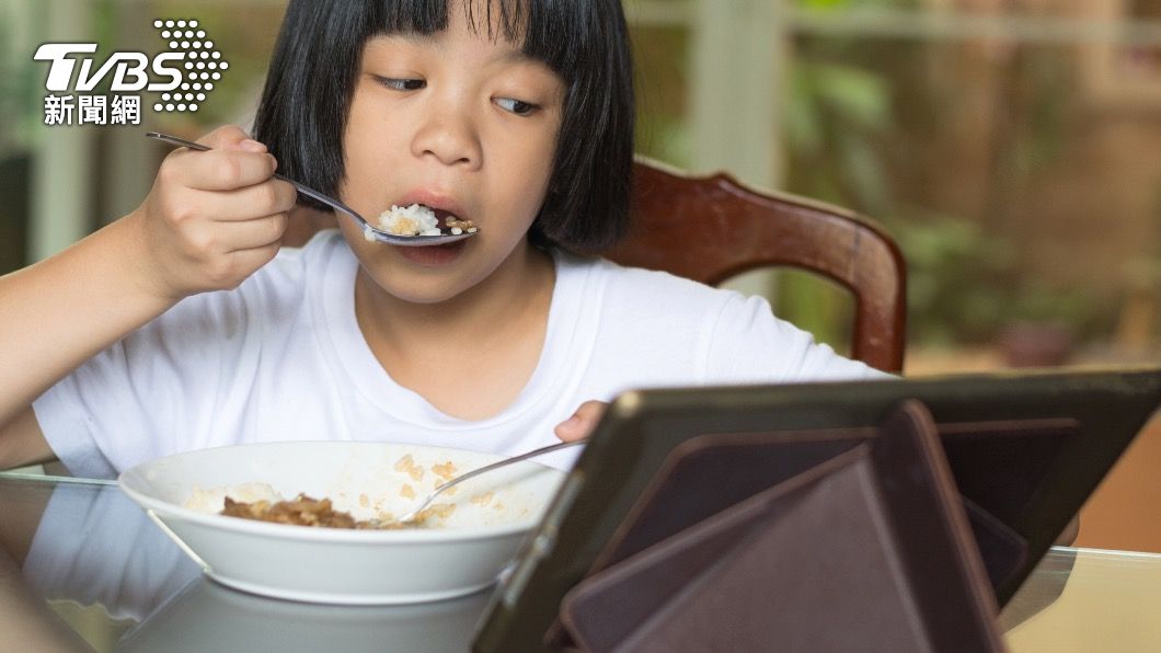 原PO說女兒食慾不振,但說「想吃料很多的烏龍麵」。(示意圖,非當事人/shutterstock達志影像)