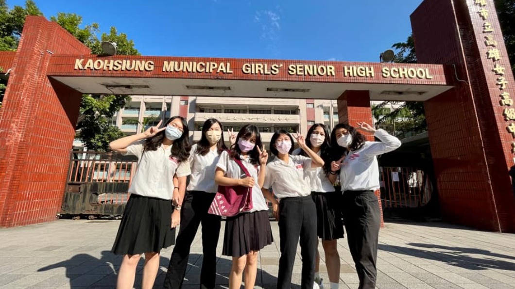 黃捷返雄女遇到學弟妹。(圖/翻攝自黃捷臉書)