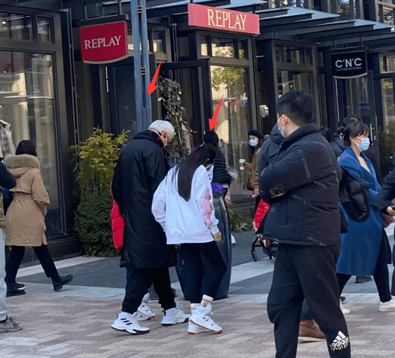 林瑞陽和女兒全程低頭走路。（圖／翻攝自微博）