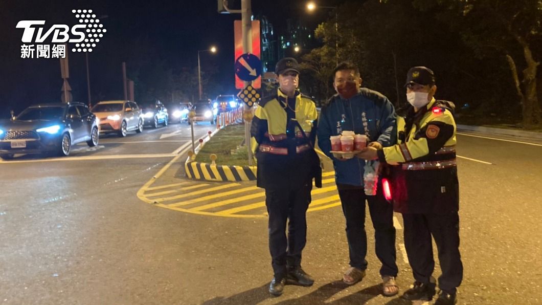 花蓮警不畏天寒風雨疏導交通 鄉代深夜暖送熱咖啡