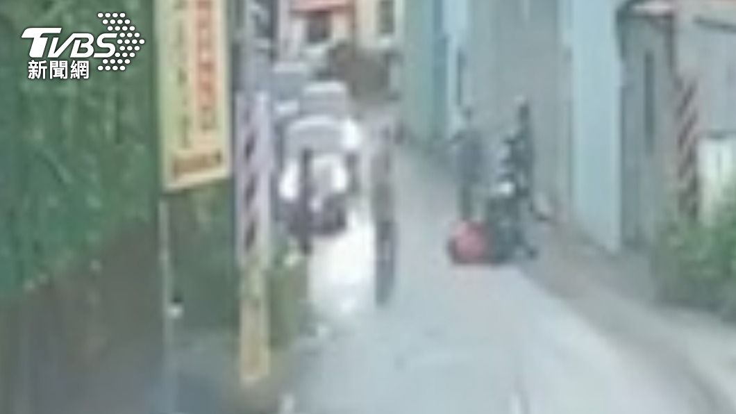 不到一分鐘又有第二車慘摔。(圖/TVBS)