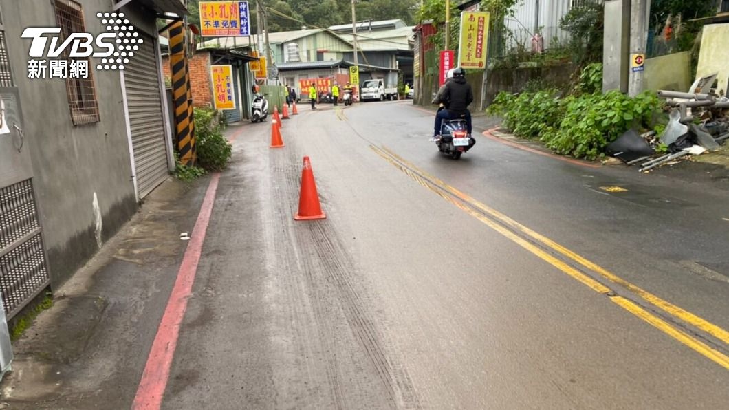 路面濕滑有泥濘。(圖/TVBS)