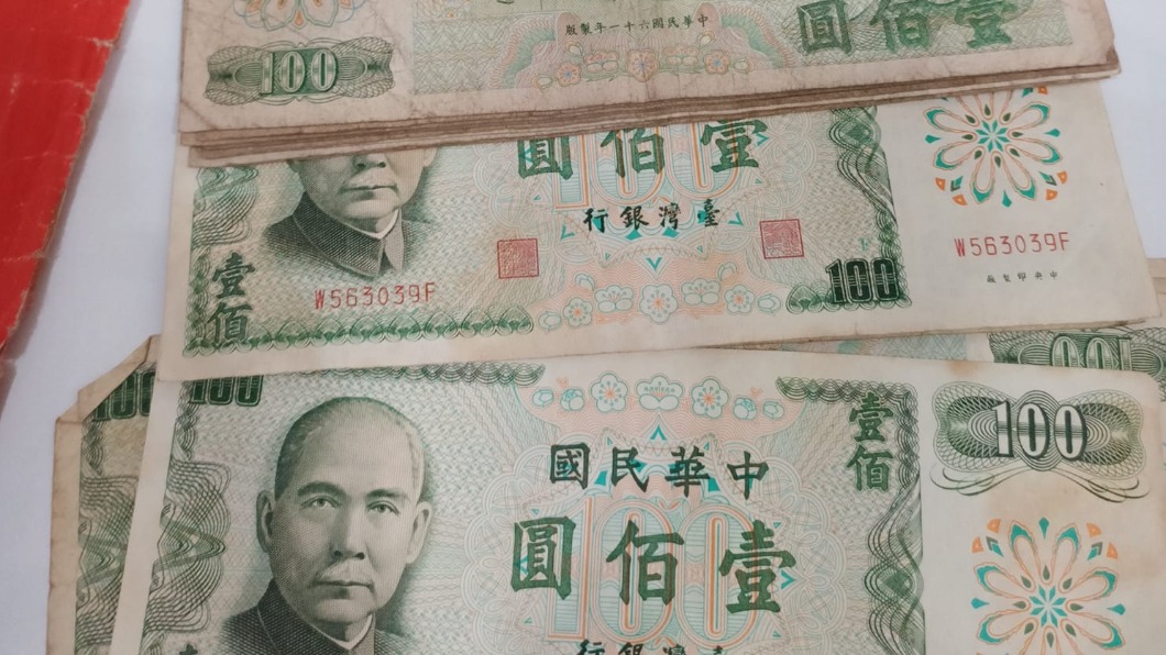 大掃除找到20張「綠色百鈔」!行家驚喊:50萬求全收