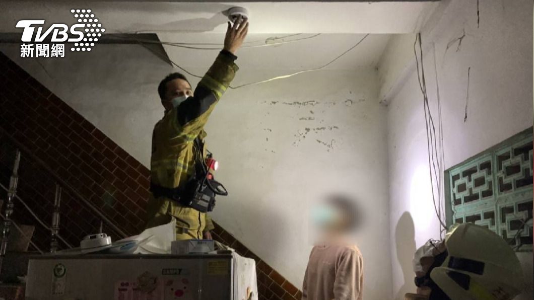 消防隊員宣導住家消防設備的使用。圖/高市消防局提供