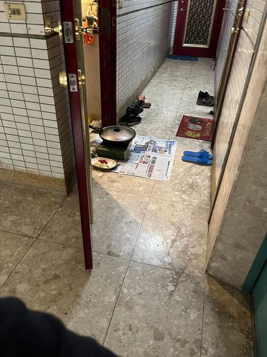 鄰居常在公共空間炒菜,導致油煙味亂竄。(圖/翻攝自爆料公社(官方粉專專屬)臉書)