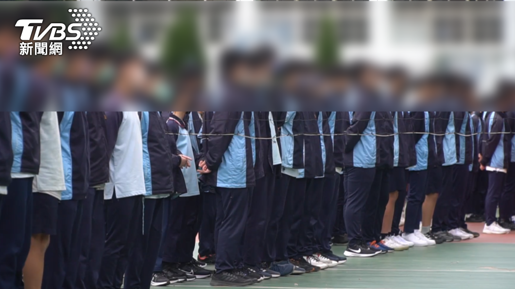花崗國中今(7)日開學開朝會,不少學生低著頭。(圖/TVBS)