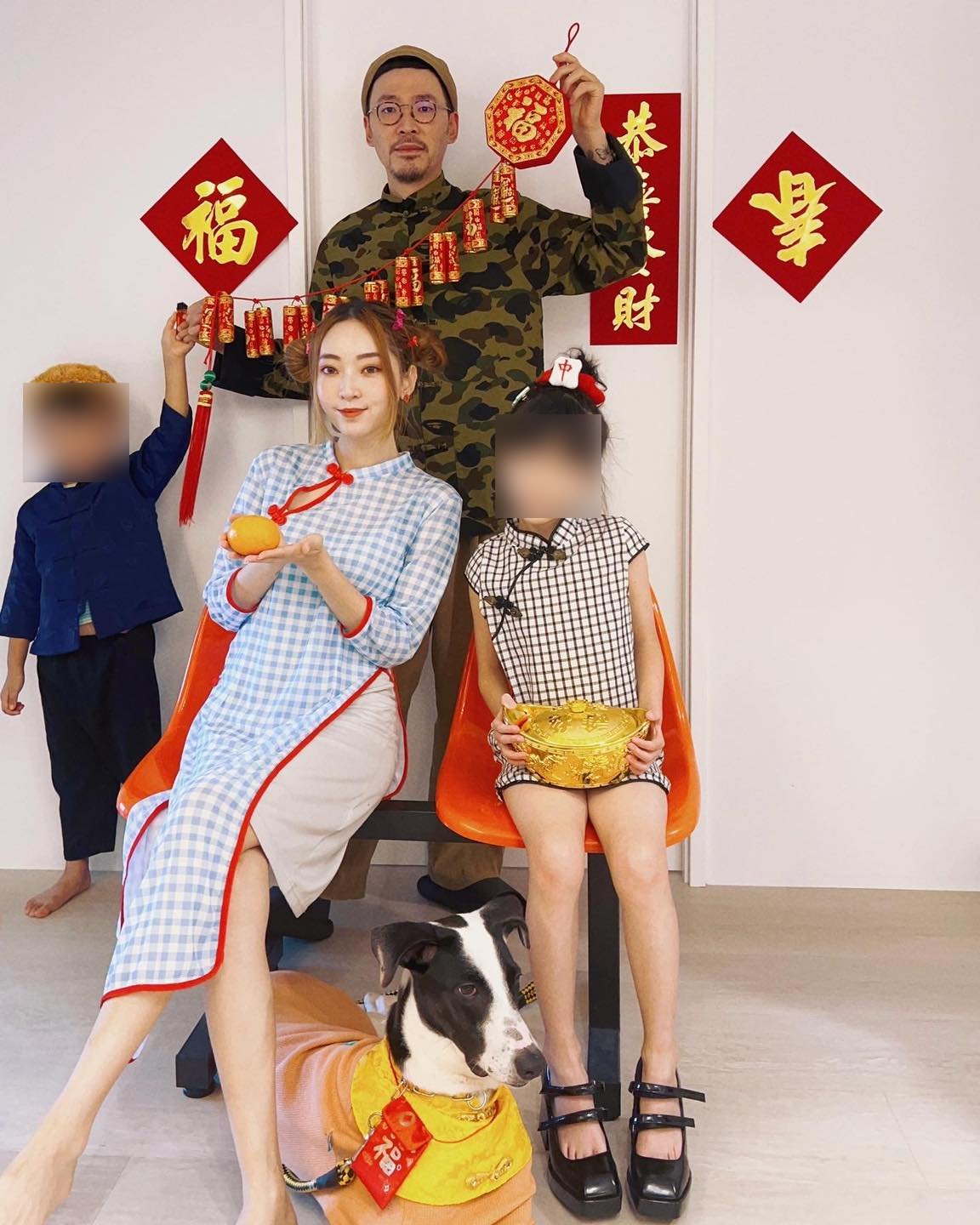 翁馨儀一家四口合影拜年。(圖/翻攝自翁馨儀臉書)