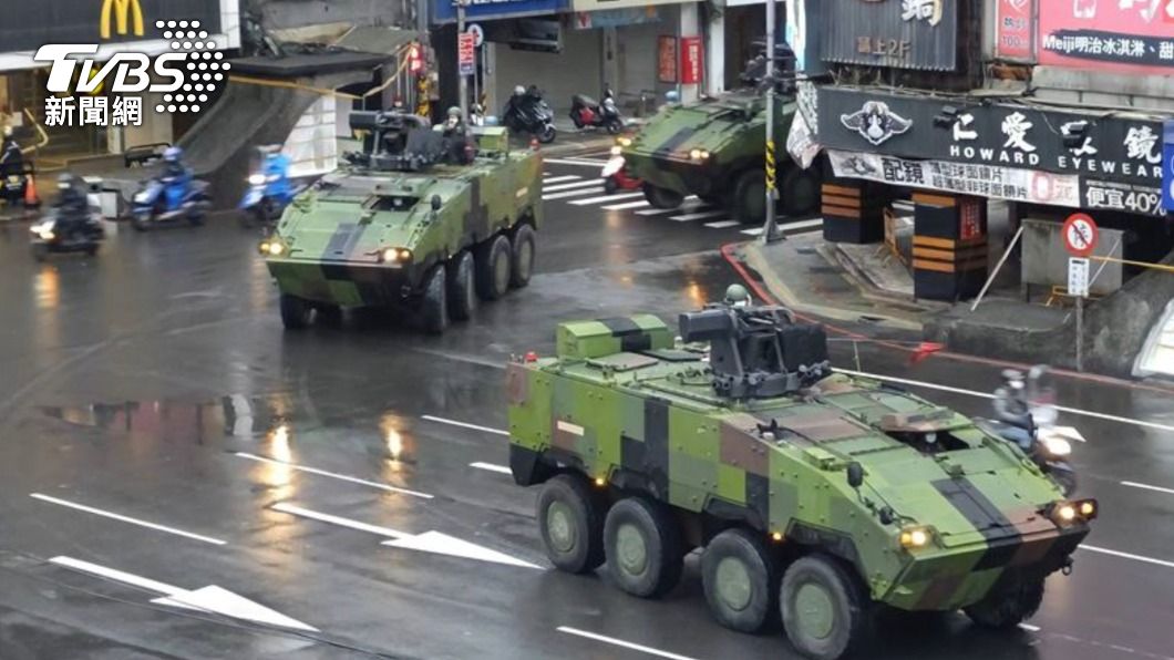 國軍春節堅守崗位　戰車雲豹街頭訓練畫面曝光