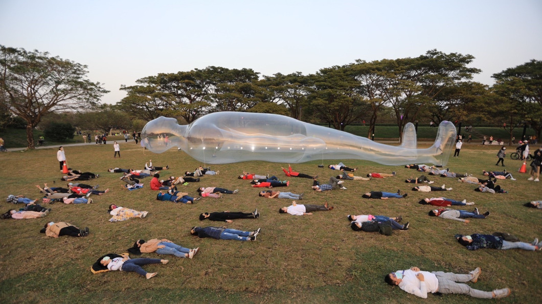 民眾一同參與空氣人快閃活動。圖／高雄市政府提供