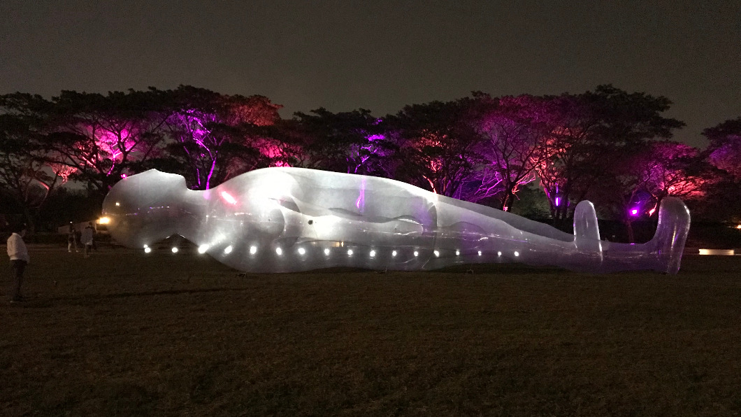 夜間空氣人隨著燈光變化呈現不同的樣貌。圖／高雄市政府