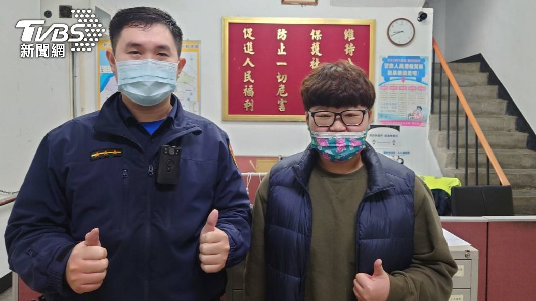 角力女教練「擒抱」嫌犯,警民合作成功逮人。(圖/警方提供)