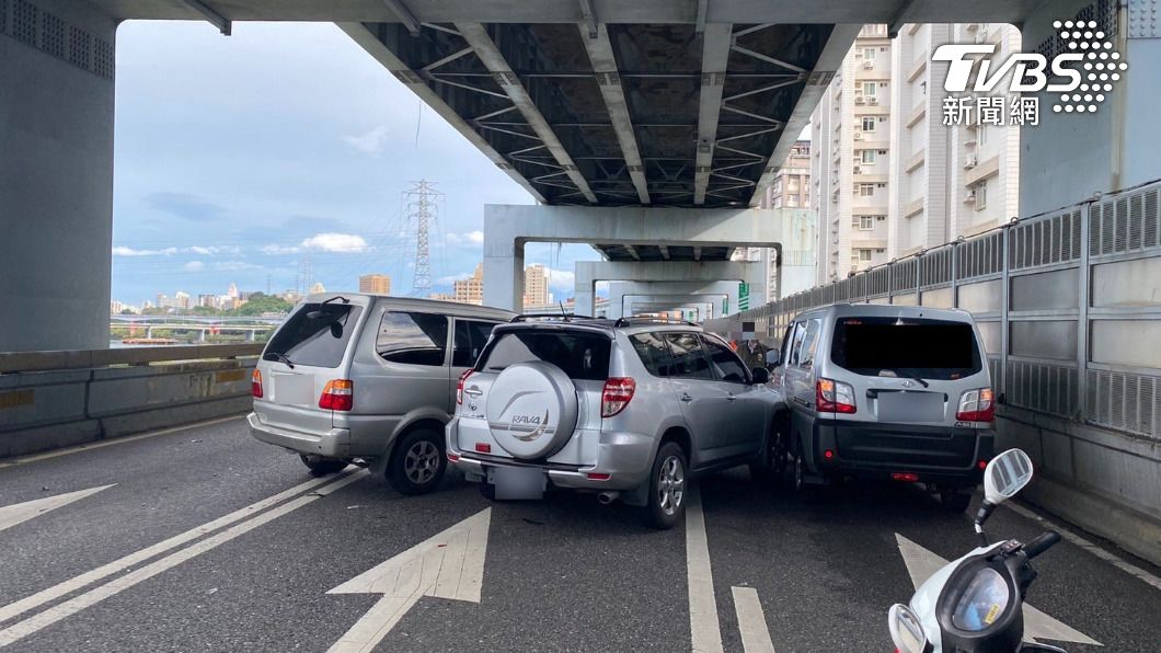 「快銀」車聚? 4車水源快速道路連環撞車身清一色