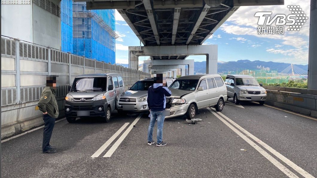 台北市水源快速道路清晨發生四車連環撞的事故。圖／警方提供