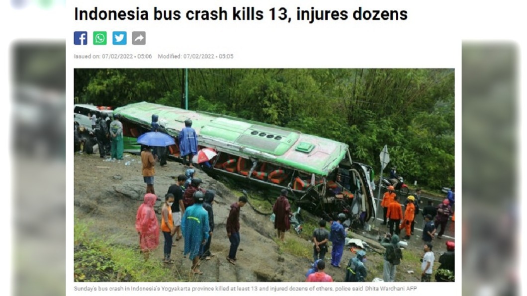 疑車輛故障！印尼遊覽車失控翻覆　至少13死數十傷
