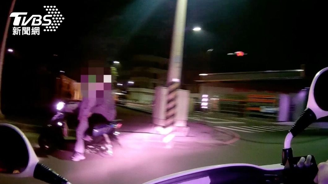 邱男(左)酒後騎車載女友(右)遭警攔查,2人都受罰。(圖/警方提供)