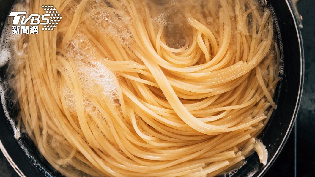 義大利人勉強能接受在煮麵水中加橄欖油的習慣。(示意圖/shutterstock達志影像)
