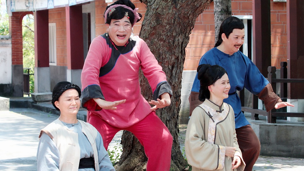 白雲逗趣地飾演「賣粿婆」開舞。（圖／欣湉國際提供）