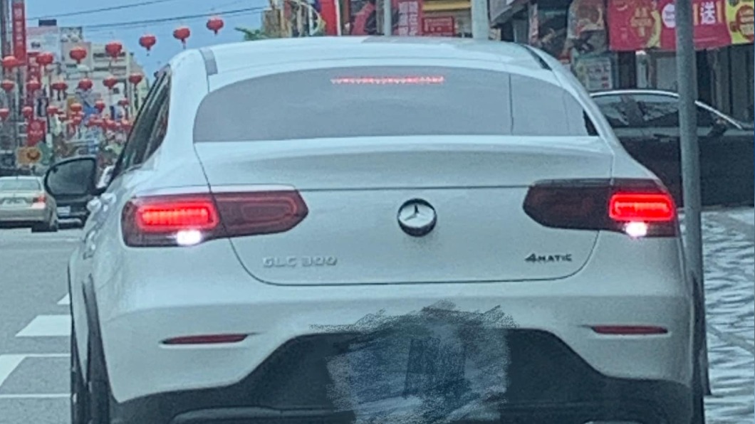 他見「賓士Logo翹起」超想按!內行曝:下雨天很好用