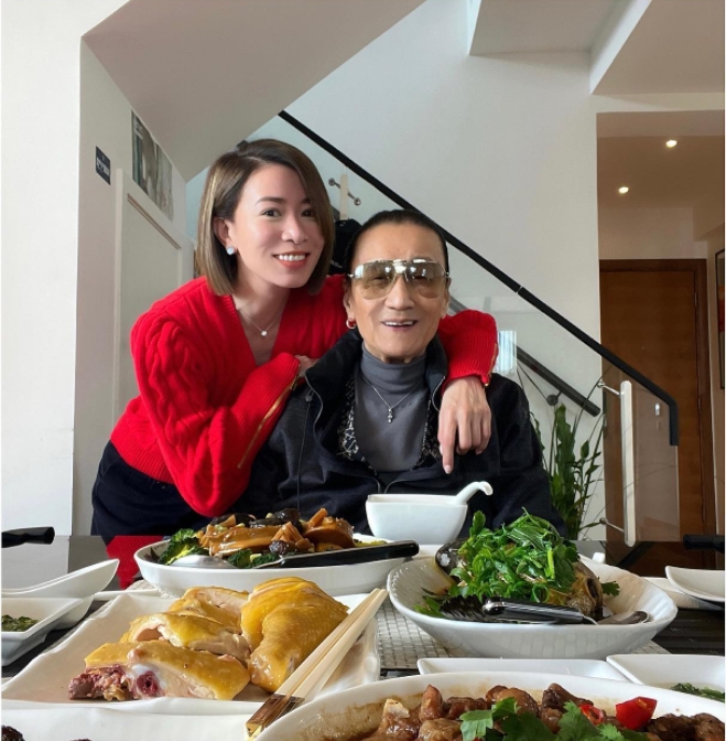 佘詩曼向謝賢拜年。(圖/翻攝自charmaine_sheh IG)