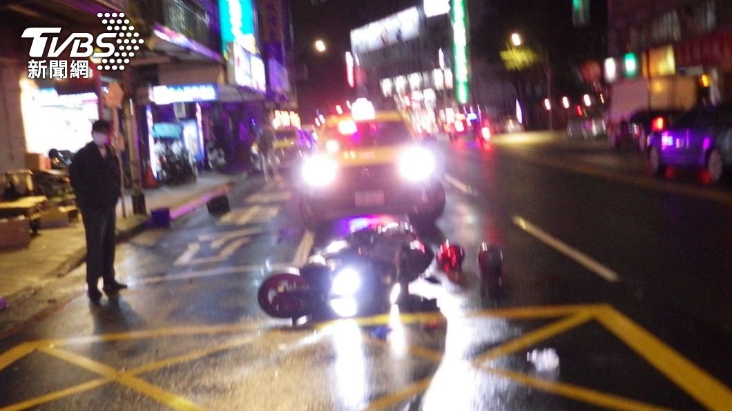 機車騎士與乘客也因此受傷。(圖/TVBS)