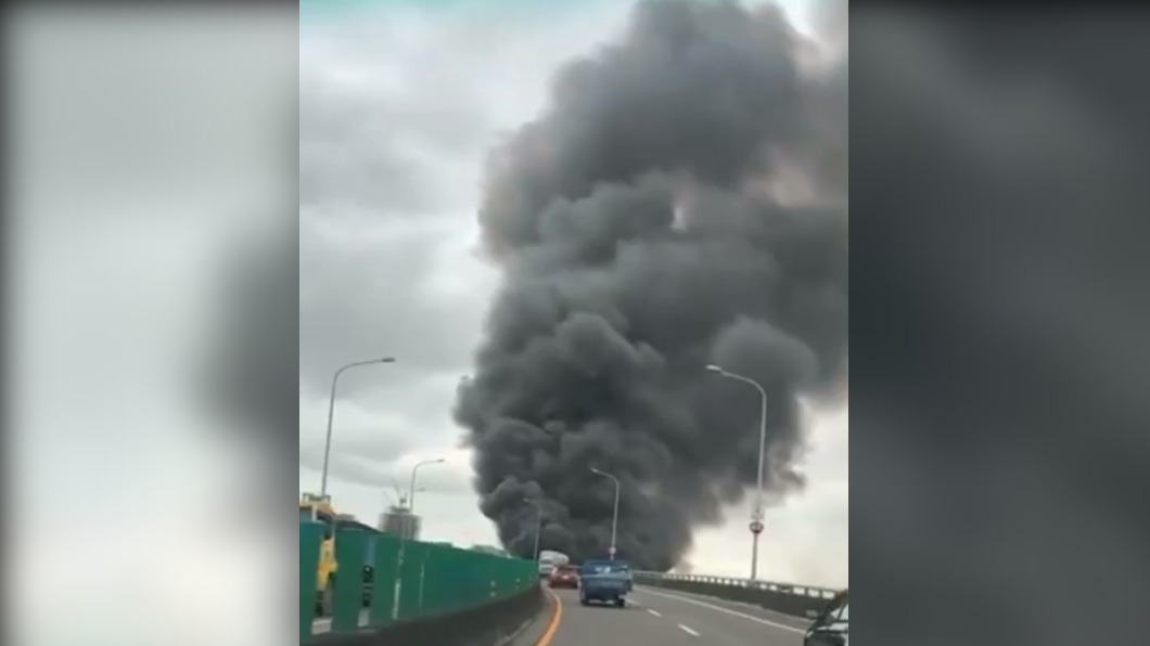 快速道路上都可清楚看見黑煙。(圖/翻攝Facebook愛新莊我是新莊人)
