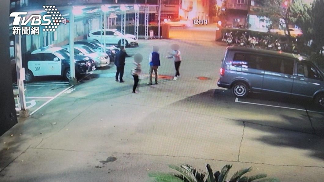 蘇男身體不適,家屬下車向員警求救。(圖/警方提供)