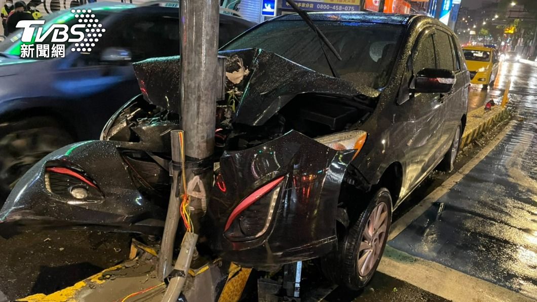 沒注意!女駕駛開上分隔道撞號誌桿 車頭變「M字型」