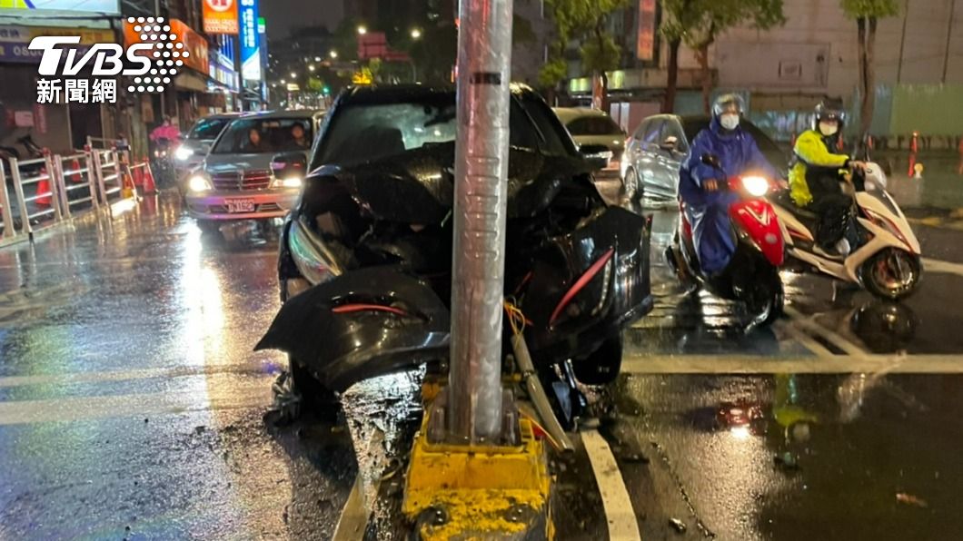 女駕駛表示下雨天沒注意到道路縮減。（圖／TVBS）