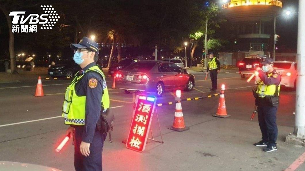 警方在酒駕熱區臨檢。（圖／TVBS）