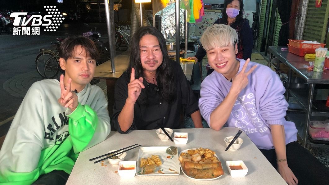 乱彈阿翔帶領主持人品嚐宜蘭美食。(圖/TVBS)
