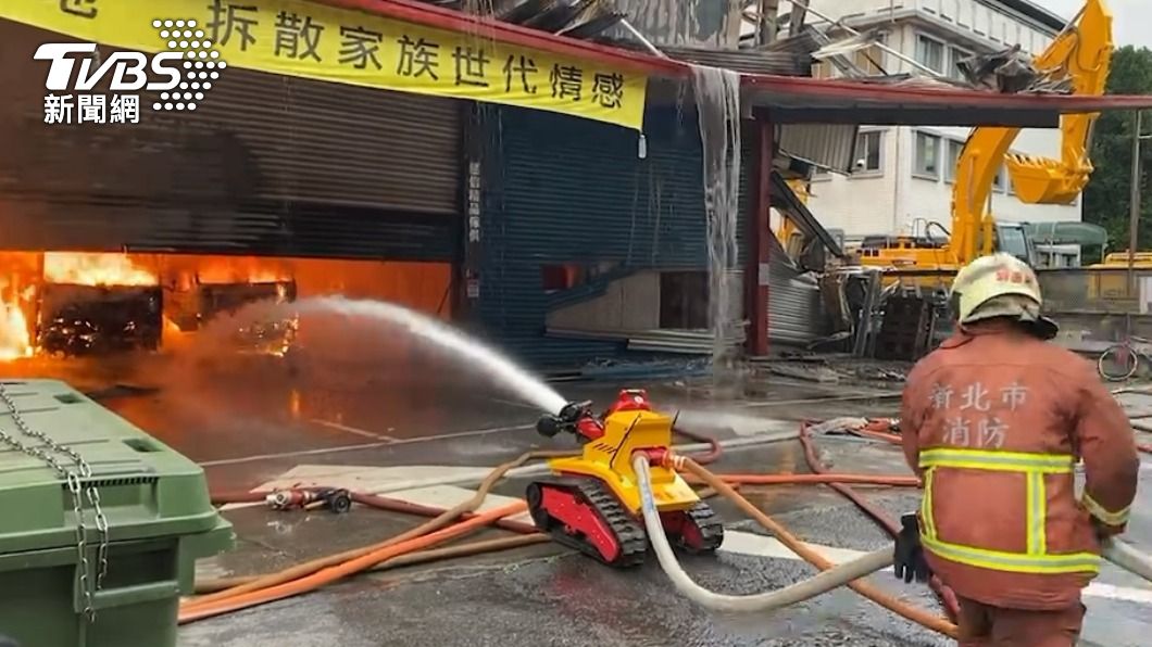 滅火機器人射水救援。(圖/TVBS)