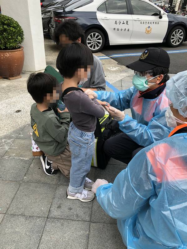 男童坐電動車,催油門撞上小貨車,救護人員對他檢傷後無大礙。(圖/警方提供)
