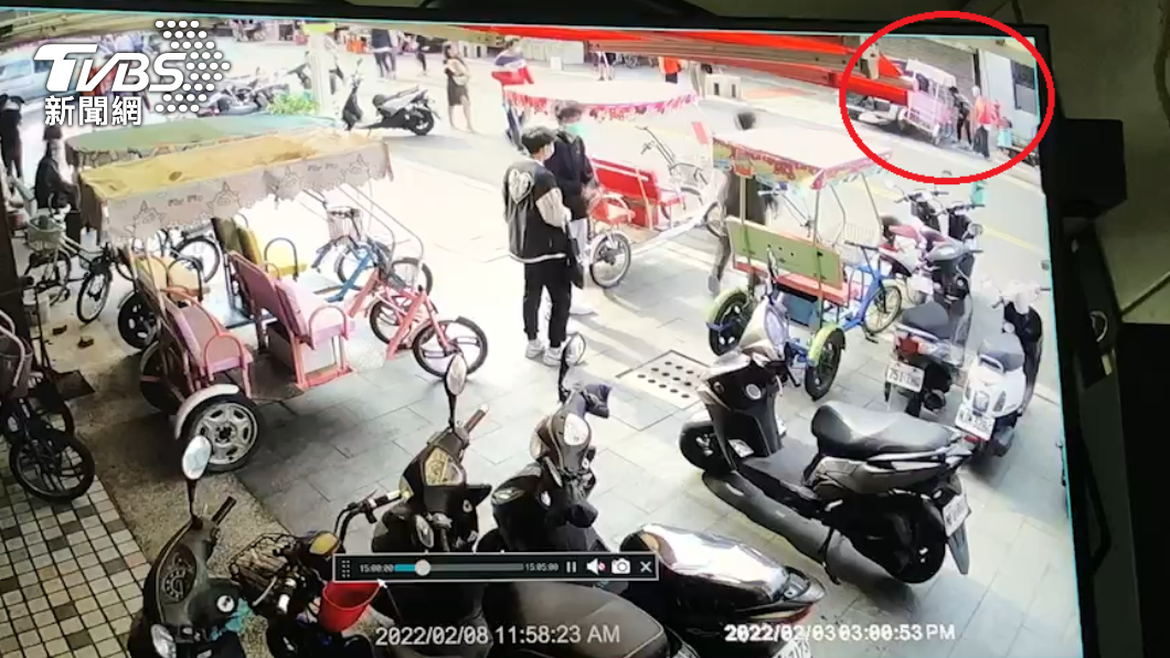 貪玩!4歲童跳上電動車狂催油門 下秒暴衝直撞貨車