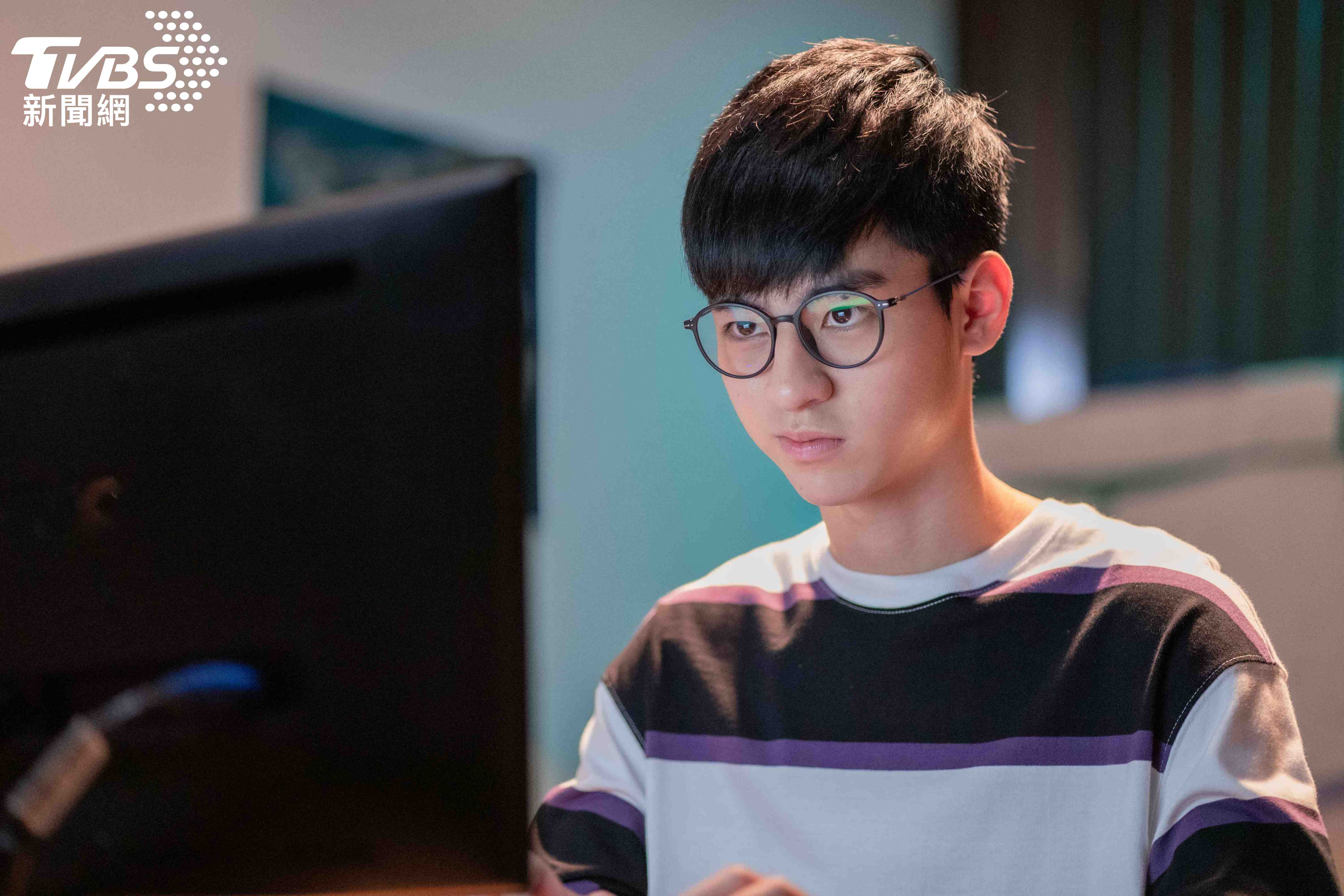 《機智》導演回憶當初試鏡,劉敬一次OK,年僅19歲的他不僅是演員群中最快被確認出演的角色,眼神轉換相當精準,更是演員群中年紀最輕的。