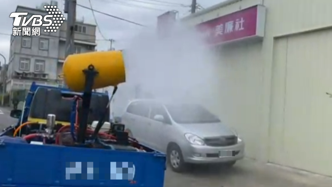 美廉社大溪慈光店有確診者足跡,市府派員消毒。(圖/TVBS)
