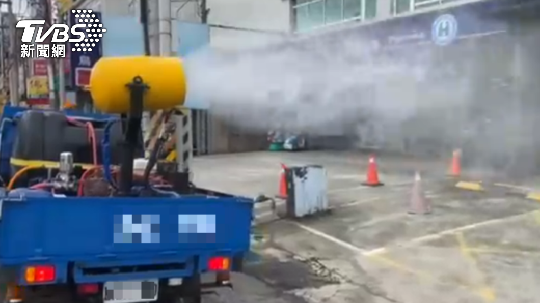 啄木鳥藥局大溪店有確診者足跡,市府派員消毒。(圖/TVBS)