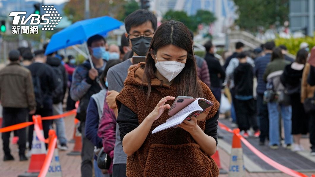 疫情爆恐破萬例?港府加強限聚令 進市場、剪髮都需疫苗通行證